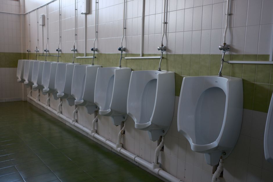 why is urine cloudy