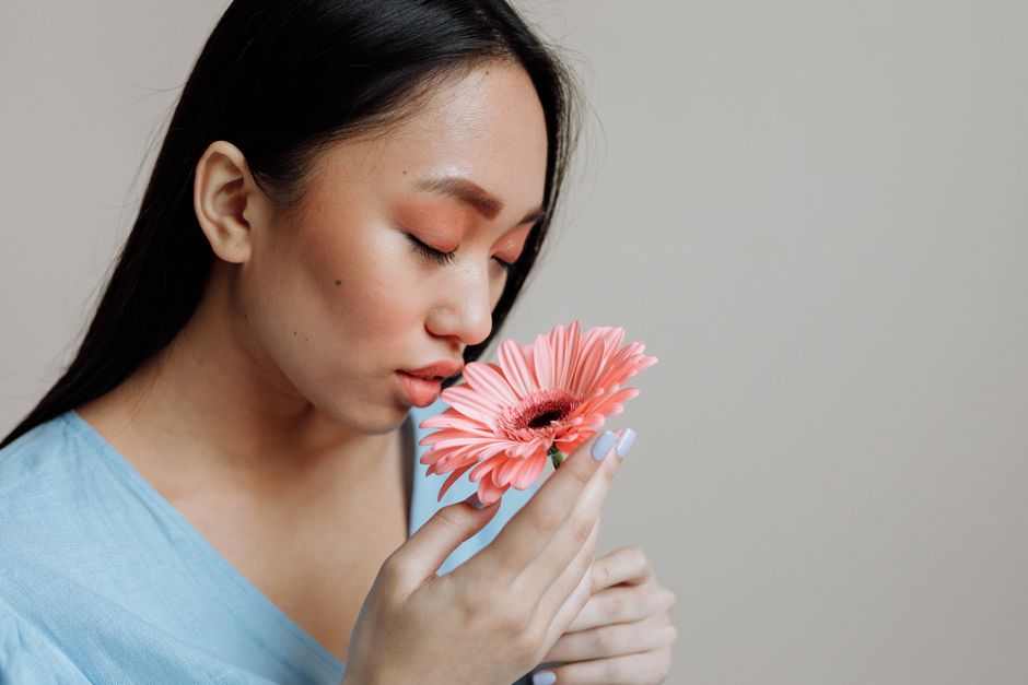 why your face smells like garlic and how to fix it