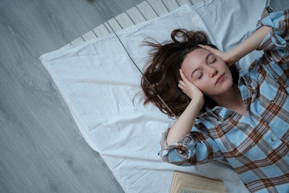 does sleeping on the floor help your back
