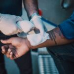 how do hydrocolloid bandages work to heal wounds