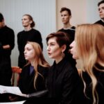 how do opera singers sing so loud without a mic