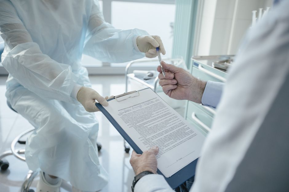 how do you contract mrsa