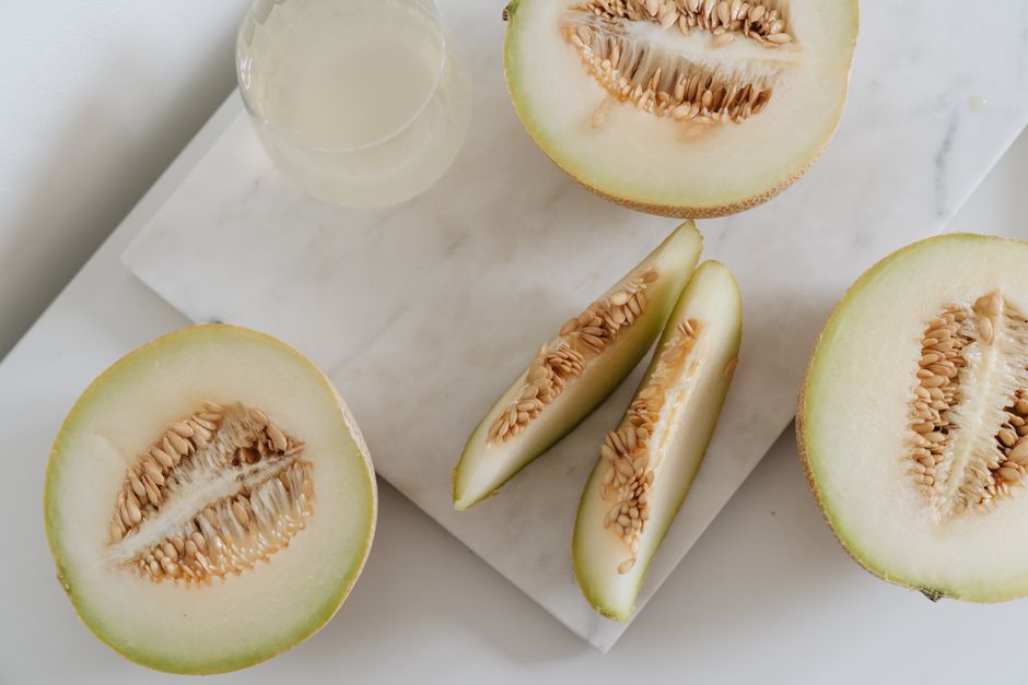 how many carbs are in cantaloupe
