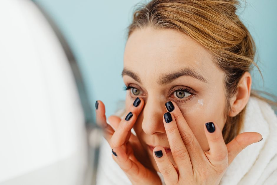 how to apply ointment to the conjunctival sac