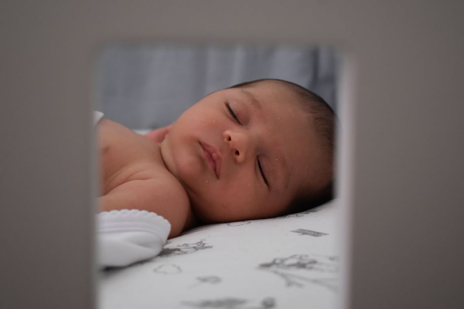 how to put baby to sleep in a crib and keep them there