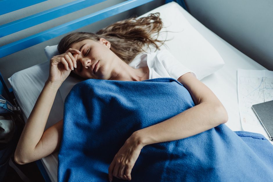 how to sleep earlier when youre not tired yet