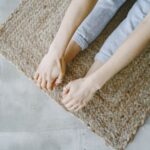 how to stretch carpet with a knee kicker the right way