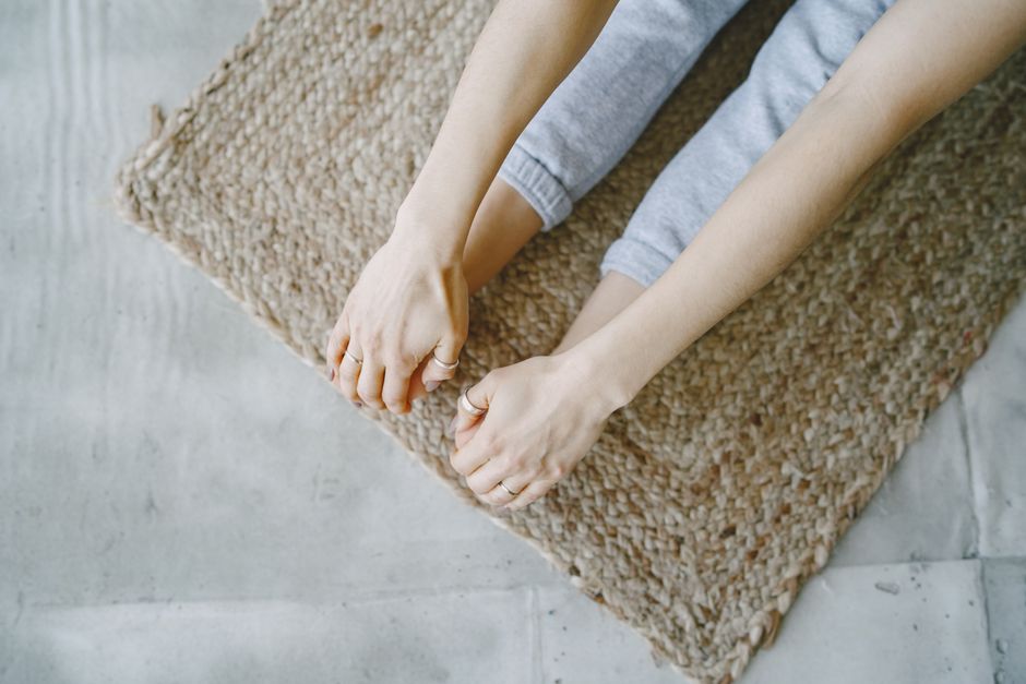 how to stretch carpet with a knee kicker the right way