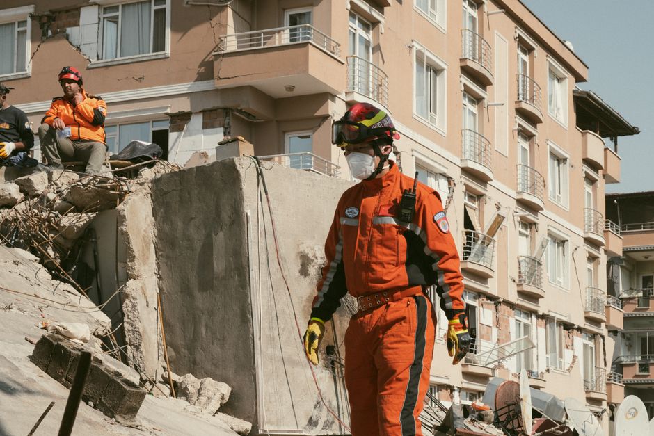 how to survive a building collapse if youre trapped