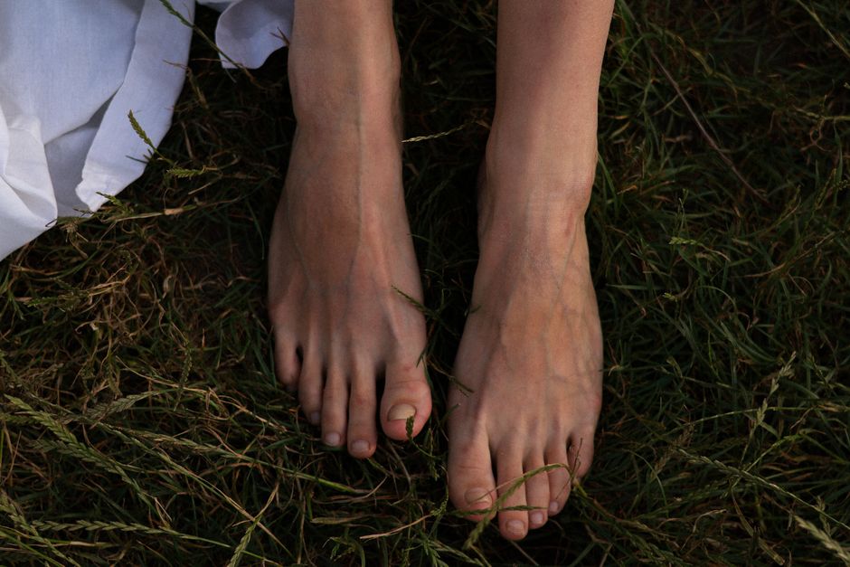 is walking on tip toes a sign of autism