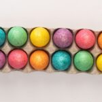 what colour is lice eggs