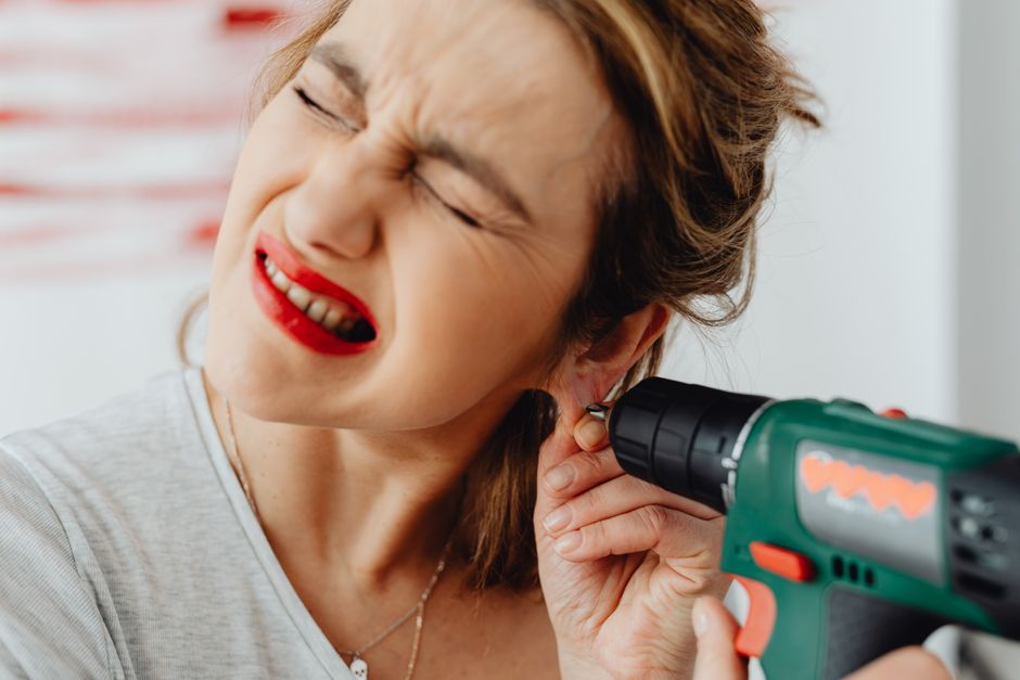 causes tinnitus in the ear