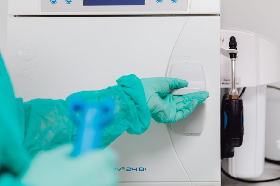 how do autoclaves sterilize steam pressure time