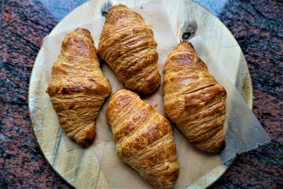how many carbs in a croissant