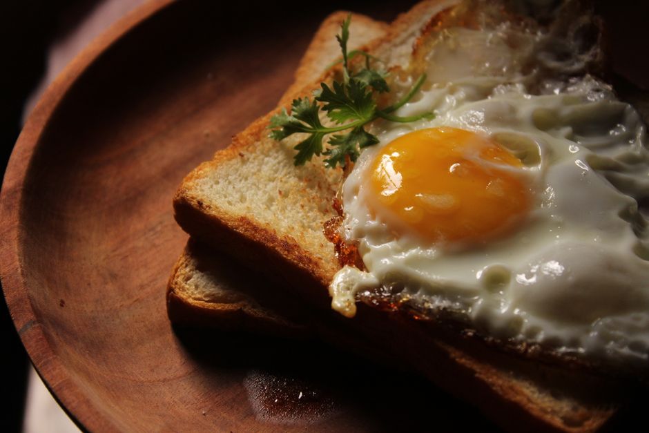 how much protein in 1 egg white yolk and size