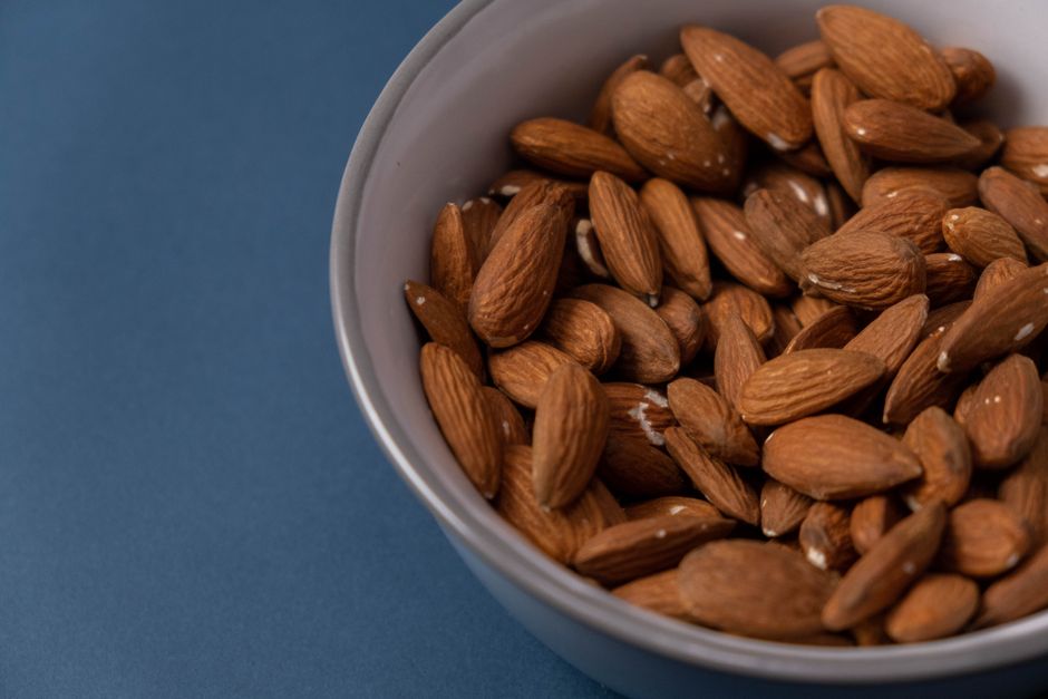 how much protein is in almonds and is it complete