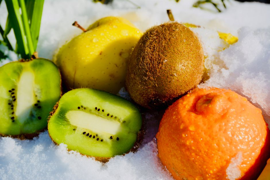 how much vitamin c in a kiwi varieties compared