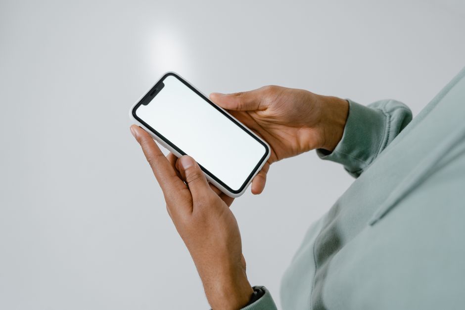 how to clean a cell phone without damaging it