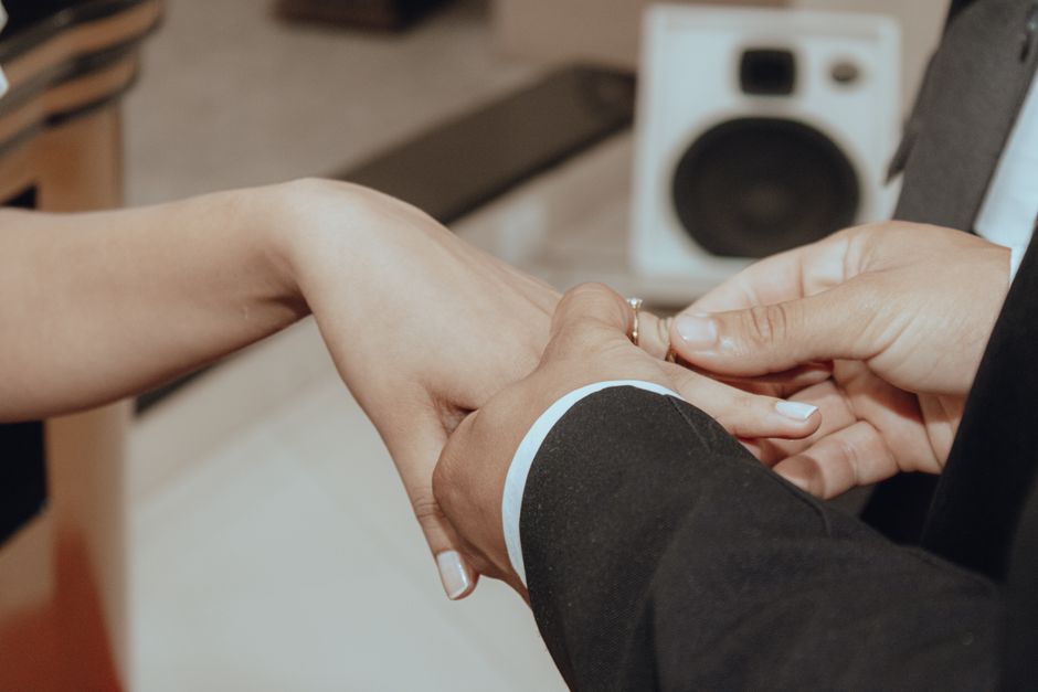 how to cut a wedding ring off safely at home