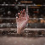 how to minimize the risk of drowning while boating