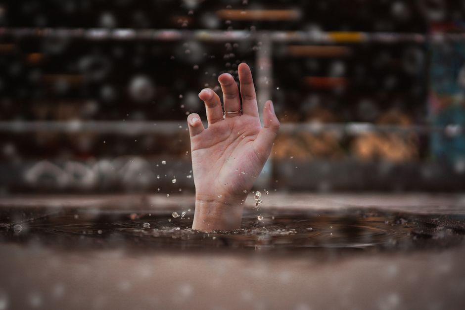 how to minimize the risk of drowning while boating