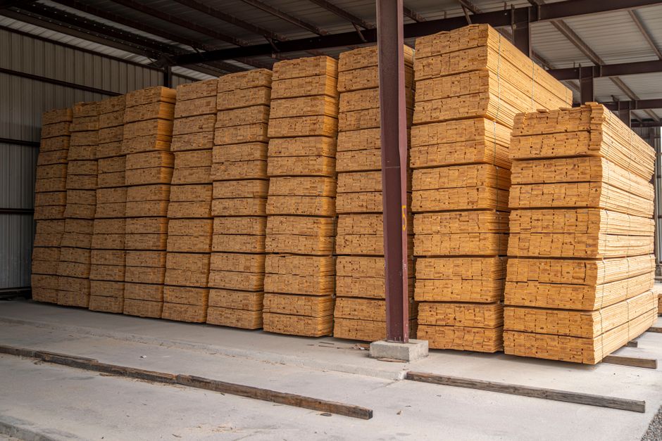 how to stack lumber with interlocking rows safely