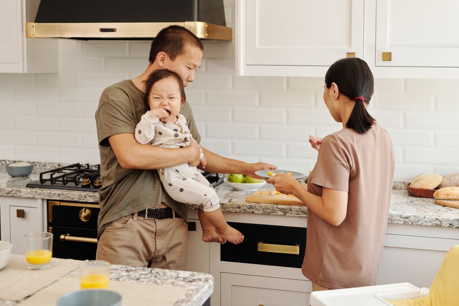 how to tell if baby is hungry or self soothing
