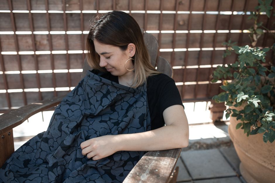 how to use a nursing cover easily and safely