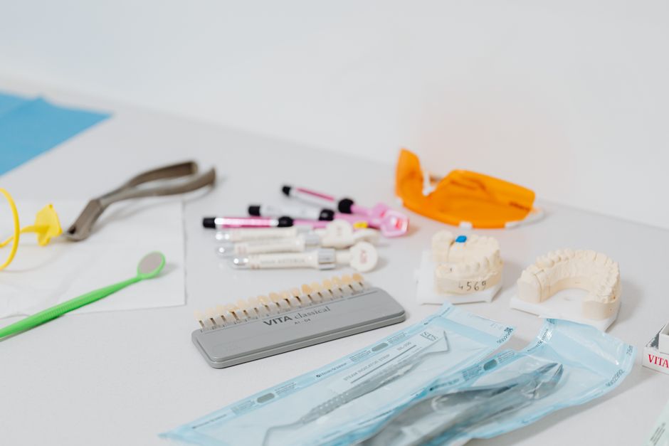 how to whiten dentures without damaging them