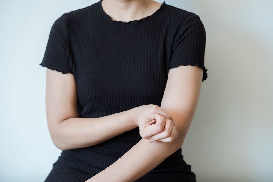 what causes psoriasis on elbows and how to treat it