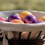 what colour are nits eggs