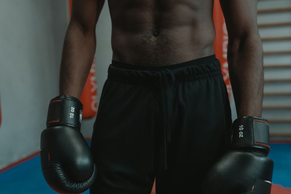 what does punching your stomach do to your body