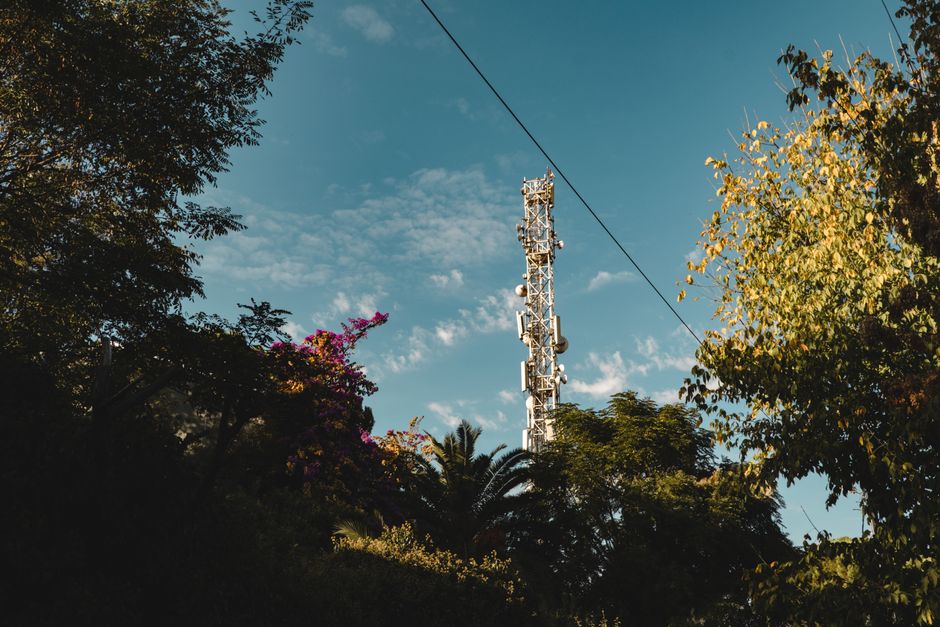 why does cell signal fluctuate and how to fix it
